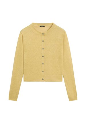 Lichtgele cardigan met lange mouwen en ronde hals, voorzien van zeven zichtbare knopen aan de voorkant, plat uitgestrekt op een witte achtergrond.