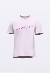 Svetloružové tričko s krátkym rukávom s ružovým textom "ČO JE TO?" napísaným diagonálne cez hruď na jednoduchom pozadí.