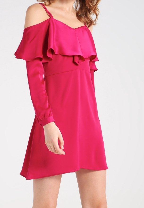 Fuchsia Off-Shoulder-Kleid mit Rüschendetails, langen Ärmeln und einem ausgestellten Saum. Glattes, glänzendes Material mit einer figurbetonten Silhouette.