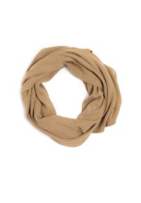 Šviesiai rudas megztas begalinis šalikas, turintis tekstūruotą ripsinę raštą, su nuolatiniu ritiniu, skirtu patogiam dėvėjimui.