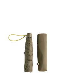 Zeleno dežnik s aerodinamičnim dizajnom, zložljivo blago in usklajen pokrov. Ima rumeno zanko za enostavno nošenje in shranjevanje.