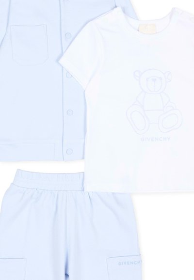 Chemise blanche à manches courtes avec imprimé ours en peluche et veste et short bleu clair, tous les vêtements pour enfants avec la marque Givenchy.