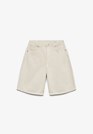Short en jean beige longueur genou avec bouton à l'avant, passants pour ceinture, deux poches avant et une petite poche monnaie.