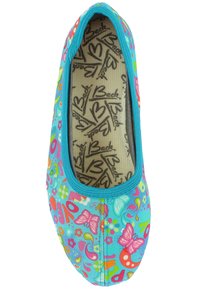 Blauwe platte schoenen met een kleurrijk bloemen- en vlinderpatroon, met een ronde neus en een slank, flexibel ontwerp. Textured binnenzool zichtbaar aan de binnenkant.