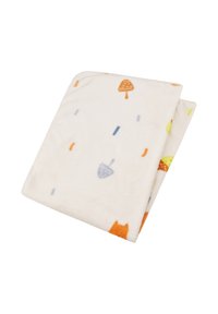 Weißer Fleece-Decke mit bunten Mustern von Bäumen und Formen in Orange, Blau und Grün. Weiche Textur mit glatter Oberfläche.