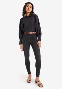 Levi's® 720 HIRISE SUPER SKINNY - Aptempti džinsai - ecru now-0424