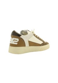 Sneaker high-top marrone e bianco con una tomaia in suede e pelle testurizzati, dettagli in beige e suola in gomma con un logo bianco.