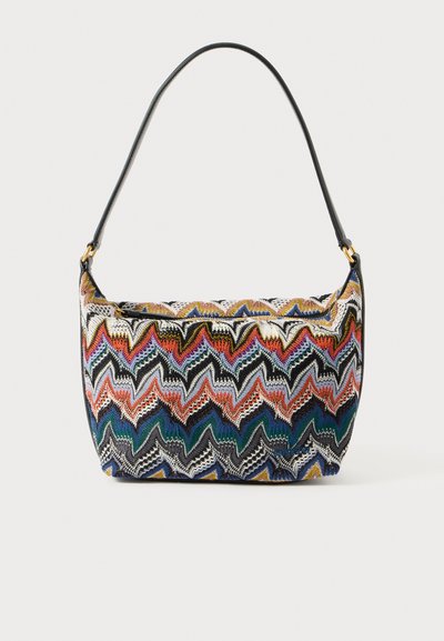 Sac à épaule multicolore avec un motif en zigzag. Corps en tissu de différentes couleurs ; bandoulière en cuir noir et accents en métal doré.