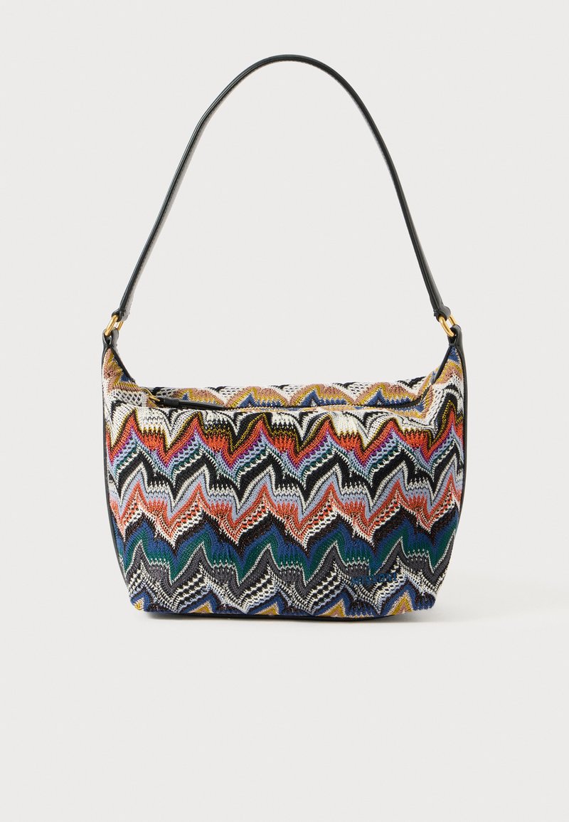 Sac à épaule multicolore avec un motif en zigzag. Corps en tissu de différentes couleurs ; bandoulière en cuir noir et accents en métal doré.