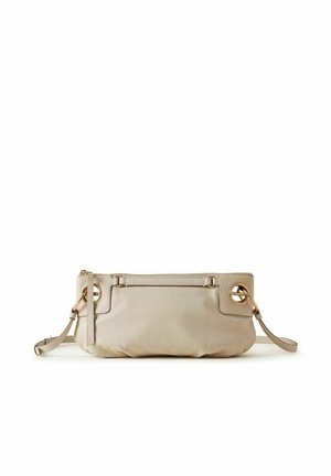 Pochette en cuir beige avec fermeture éclair, garnitures circulaires dorées sur les côtés, et bandoulière fine réglable.