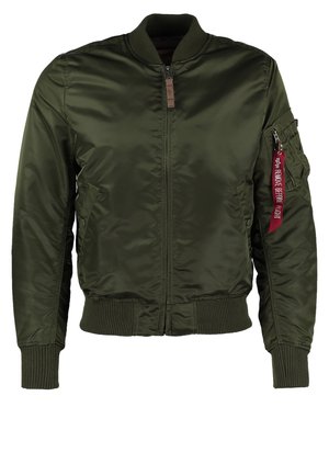 Olivgrön bomberjacka i glänsande tyg, med dragkedja framtill, ribbade ärmmuddar och en sidoficka med en röd etikett.