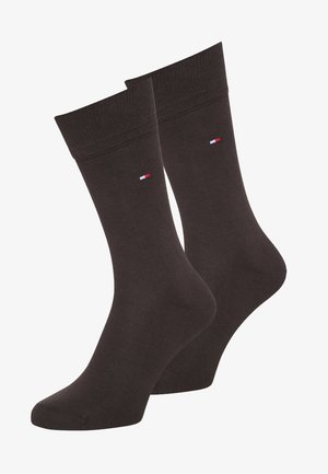Braune Baumwollmischsocken mit gerippten Bündchen und kleinem rot-weiß-blauem Logodetail an der Seite. Glatte Textur, Standardlänge.