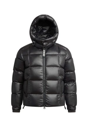 Chaqueta acolchada negra con capucha, patrón acolchado, cremallera frontal, bolsillos laterales y cordones ajustables en la capucha y el dobladillo.