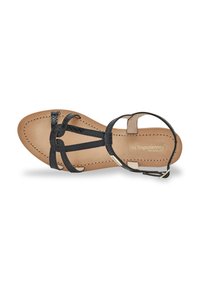 Sandale en cuir noir avec des lanières fines, une finition texturée, des accents beiges et une semelle plate. Équipée d'une boucle réglable à la cheville.