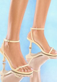 Lipsy REGULAR FIT - KITTEN HEEL BUCKLE STRAP  - Sandaalit nilkkaremmillä - lemon
