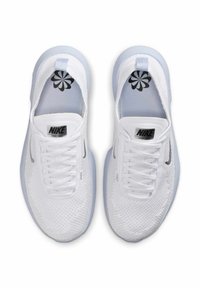 Sneakers Nike z siateczkową białą cholewką, jasnoniebieskimi akcentami, okrągłym logo na języku oraz białymi sznurówkami, z teksturowaną podeszwą.