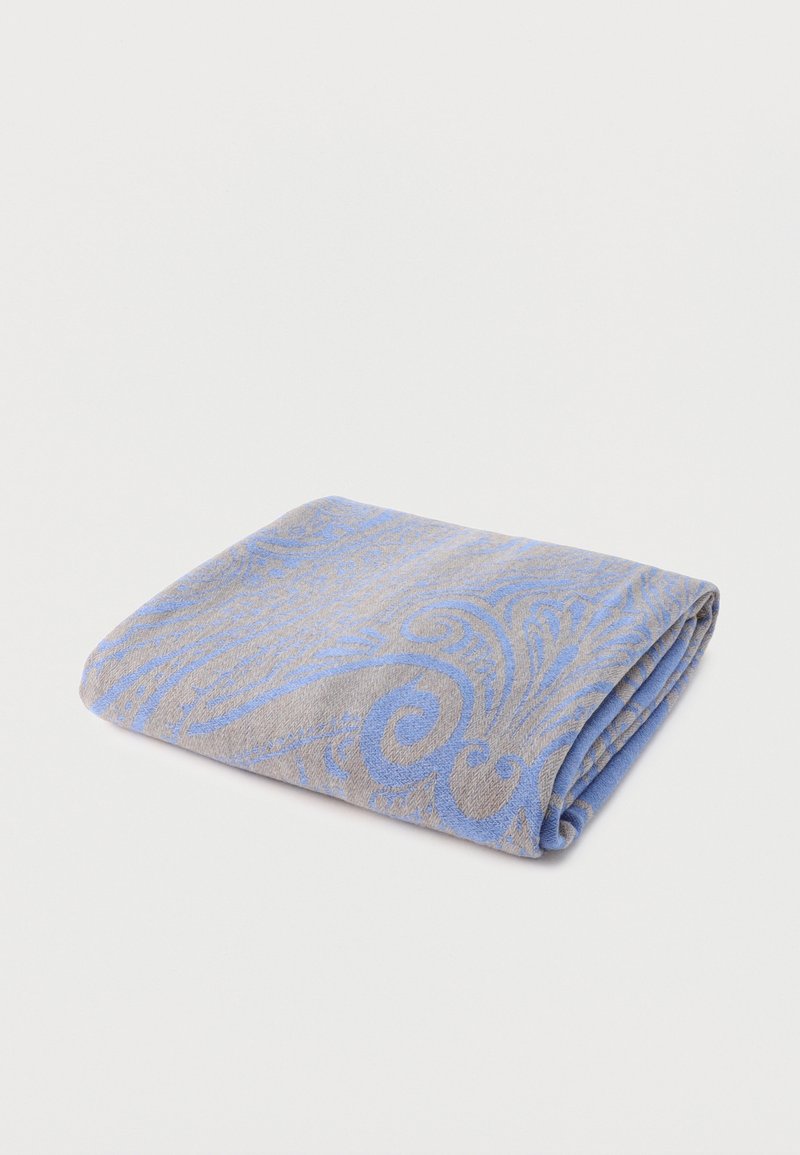 Serviette pliée gris-bleu doux avec un motif cachemire tourbillonnant complexe, présentée sur un fond blanc uni.