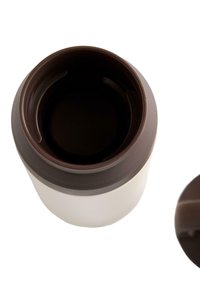 Dobbeltvægget isoleret rejsekrus med en hvid krop og et brunt silikone låg. Glat overflade med en cirkulær åbning øverst.
