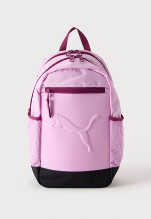 Lyserød og sort rygsæk med lynlåslomme foran, sidelommer i net, topgreb og præget Puma-logo på frontpanelet.