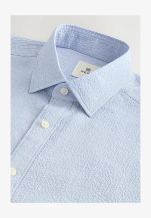 Lichtblauw gestructureerd shirt met een button-down kraag, voorzien van twee witte knopen en een label met de merknaam aan de binnenkant van de kraag.