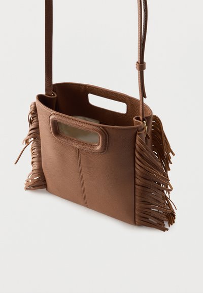 Καφέ δερμάτινη τσάντα χιαστί με κρόσσια στα πλάγια, ορθογώνιες λαβές με κοψίματα και ρυθμιζόμενο ιμάντα ώμου.