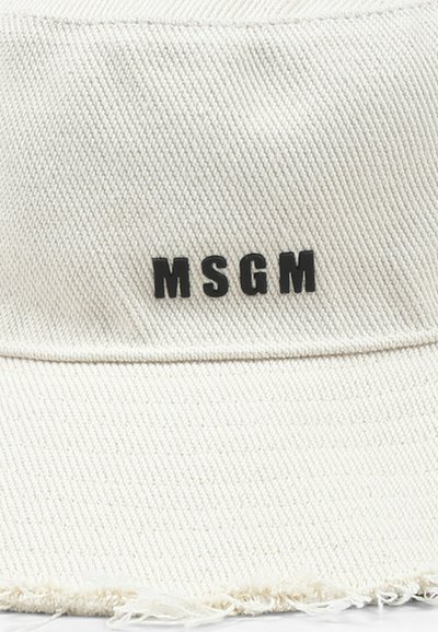 Cappello a secchiello bianco realizzato in tessuto testurizzato, con orlo sfilacciato e logo nero "MSGM" sul davanti.