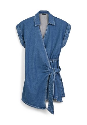 Denim-Wickeltop mit Kragen, kurzen Ärmeln und gebundenem Taillenbündchen. Der Stoff ist in Mittelblau gehalten, hat eine glatte Textur und dezente Nähte.