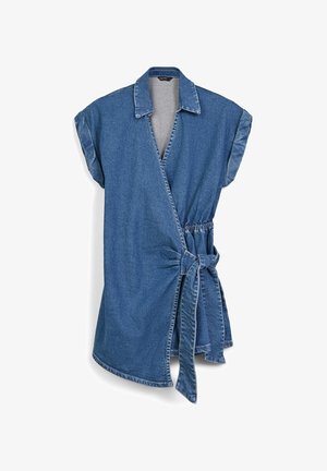 Denim-Wickeltop mit Kragen, kurzen Ärmeln und gebundenem Taillenbündchen. Der Stoff ist in Mittelblau gehalten, hat eine glatte Textur und dezente Nähte.