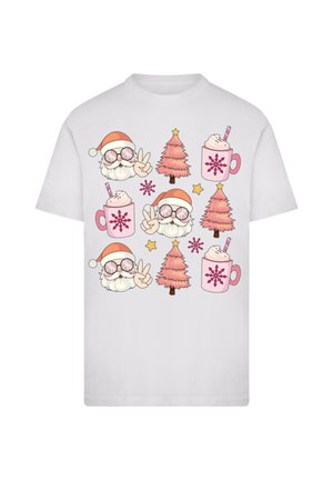 Weißes T-Shirt mit bunten Cartoon-Santa-Charakteren, rosa Tassen mit Schlagsahne und stilisierten pinken Weihnachtsbäumen, die in einem festlichen Muster angeordnet sind.