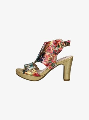 Sandalia de tacón con estampado floral y base texturizada dorada, que presenta un diseño con cortes y una correa ajustable en el tobillo con una hebilla metálica.