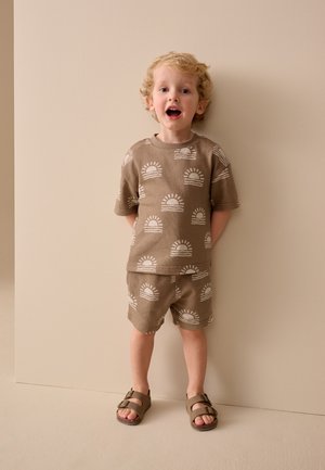 Next, REGULAR FIT - ALL-OVER SET   - Short - brown sun