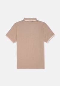 Beige polo med kort ärm, texturerad tyg, tunn vit rand på kragen och ärmkanterna, samt en klassisk passform utan tryck.