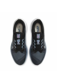 Zapatillas de running negras con un upper texturizado, que presentan acentos en azul, cordones en contraste y una suela blanca. Incluyen el logo de Nike en la lengüeta.