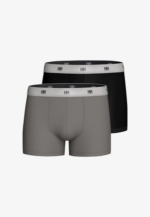 Twee paar herenboxershorts, één grijs en één zwart, elk met een lichtgrijze tailleband met een herhalend "M1" logo.