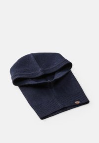 Kraljevo plavi pleteni šešir s rebrastim rubom. Meka tekstura, strukturiran oblik, sa malim kružnim logotipom sa strane.