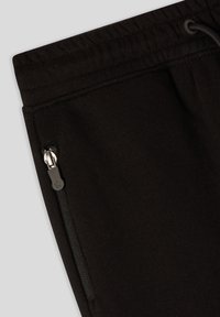 Czarne dresowe spodnie wykonane z miękkiego materiału, z elastycznym paskiem w talii, regulowanym sznurkiem i zamykaną na zamek kieszenią boczną.