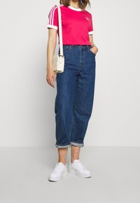 adidas Originals T-shirt med print - black