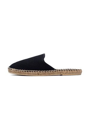 Scarpa slip-on in tessuto nero con punta rotonda, dotata di suola in juta intrecciata e tomaia testurizzata per una maggiore aderenza.