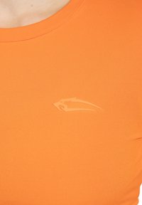 Oranje nauwsluitend sporttopje van stretchstof, met een subtiel logo in lichtere oranje kleur op de borst. Gladde textuur.