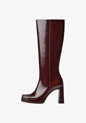 Knähöga, glänsande burgundyröda läderstövlar med fyrkantig tå, upphöjd plattform och kraftig blockklack. Slät yta med minimala detaljer.
