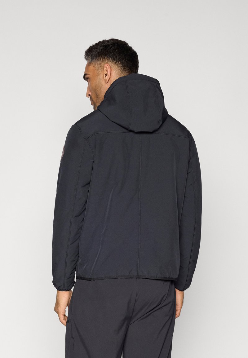 Veste noire matelassée avec capuche, présentant des coutures piquées et des poignets élastiques. Le dos affiche une texture lisse et un design minimaliste.