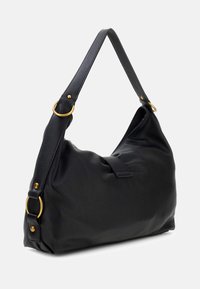 Sac à bandoulière en cuir noir avec une surface douce et texturée, doté d'un accent de quincaillerie couleur or et d'une sangle unique réglable.
