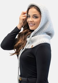 Fular tricotat cu glugă, de culoare gri deschis, cu o textură canelată, având un guler larg și șnururi ajustabile pentru prindere.