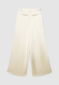 Pantalon à jambes larges en satin crème avec une texture lisse, comprenant deux poches latérales et deux poches arrière. Ourlet droit.
