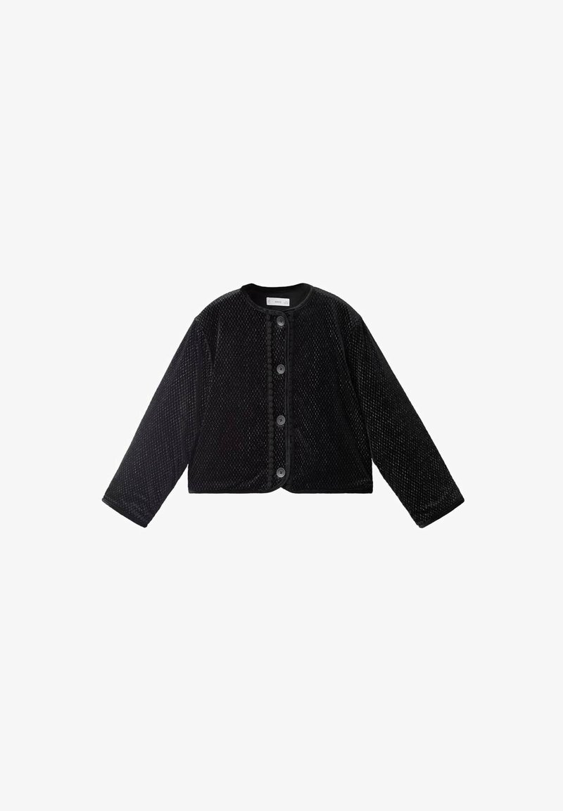 Chaqueta negra de manga larga texturizada con escote redondeado, cierre delantero de botones y corte boxy. Fabricada con un material suave con una superficie estampada.