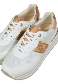 Sneaker bianche con una tomaia in mesh testurizzato e un accento con motivo mappa. Presentano una suola ammortizzata e passanti metallici per i lacci.