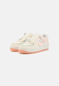 Nike Sportswear AIR FORCE 1 SHADOW - Sportcipő - coconut milk/crimson tint/light silver/sail/guava ice