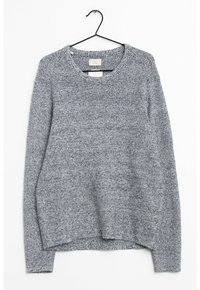 Pull en tricot avec un col rond, fabriqué dans un fil gris légèrement texturé. Il présente une coupe décontractée et un ourlet droit. Suspends à un crochet noir.