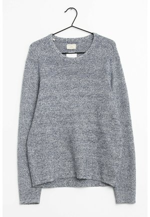 Sweter z dzianiny z okrągłym dekoltem, wykonany z lekko teksturowanej szarej włóczki. Posiada luźny krój i prosty dół. Wisi na czarnym haczyku.