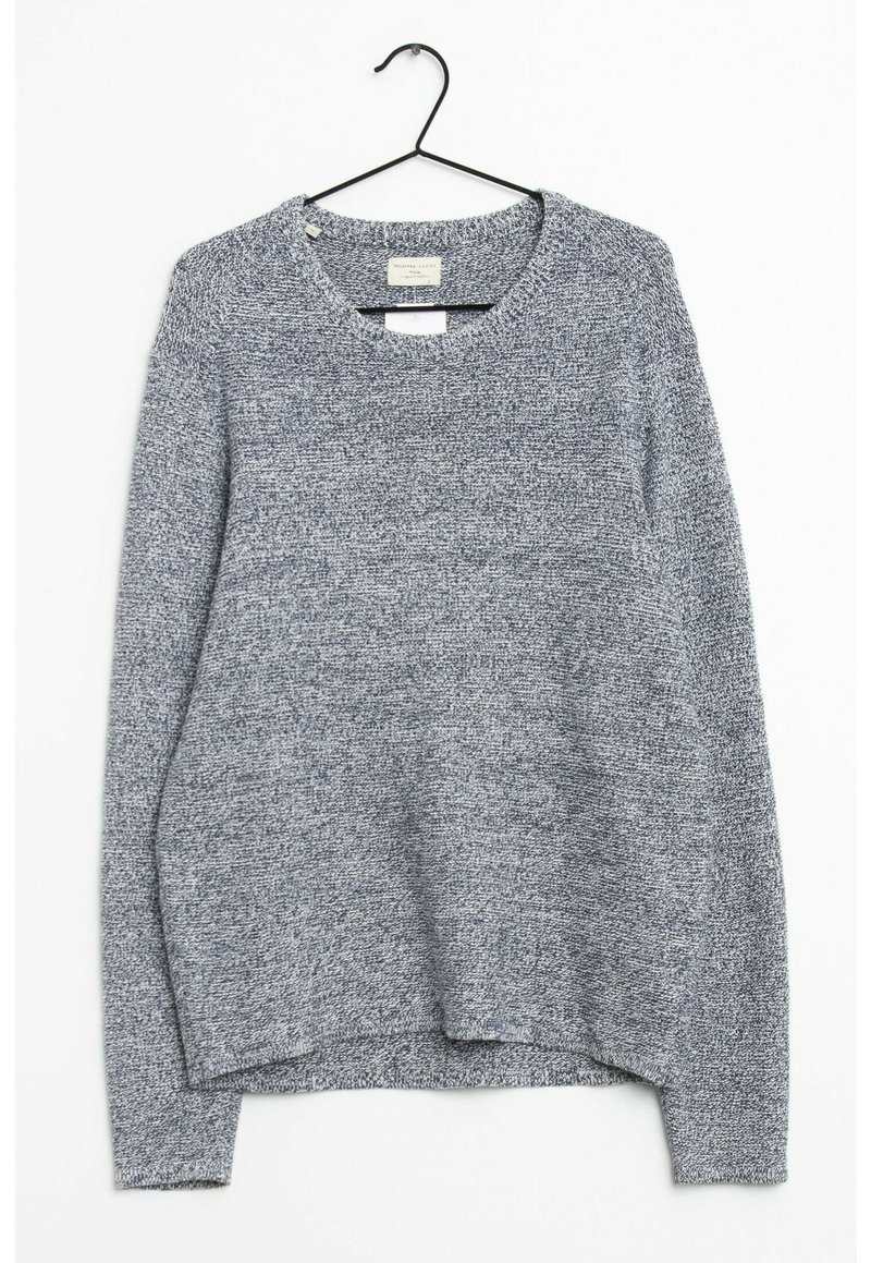 Pull en tricot avec un col rond, fabriqué dans un fil gris légèrement texturé. Il présente une coupe décontractée et un ourlet droit. Suspends à un crochet noir.